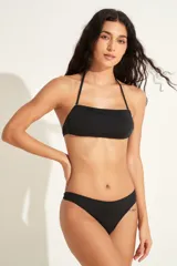 Top de bikini negro estilo bandeau con copas removibles y tirantes finos ajustables para atar al cuello.