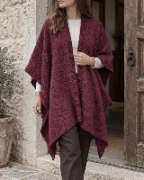 Ruana de lana color bordó, de diseño abierto, caída envolvente y terminaciones acanaladas.