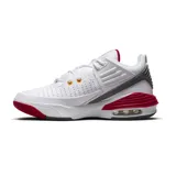 Championes Jordan Max Aura 5 de diseño deportivo, con base blanca, detalles en rojo vibrante y acentos en naranja y gris. Presentan una estructura de cuero y material sintético con perforaciones laterales para ventilación, unidad de aire visible en el talón y logo Jumpman lateral.
