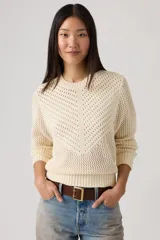 Sweater de punto crochet color beige, de cuello redondo y mangas largas, con patrón de tejido en relieve en forma de V en el frente.