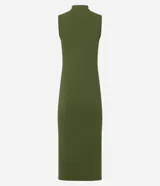 Vestido midi Marfinno de color verde militar, con cuello alto, sin mangas y corte recto al cuerpo. Está confeccionado en malla rib con textura acanalada.