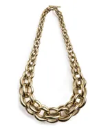 Collar de eslabones gruesos color peltre, con doble cadena.