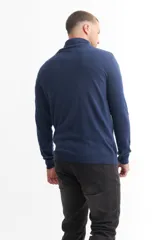 Sweater azul con cuello solapado y mangas largas.