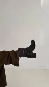 Botas cortas de cuero negro con punta fina y cierre lateral.