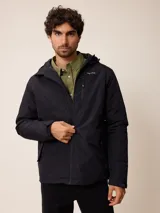 Campera de nylon negra con capucha, cierre frontal y bolsillo en el pecho con logo de la marca. Diseño acolchado con forro interior.