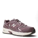 Championes New Balance 530 de color bordó, con detalles en blanco y plateado, confeccionados en malla y material sintético con la característica letra "N" en los laterales y tecnología ABZORB en la entresuela.