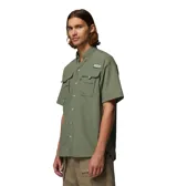 Camisa de manga corta Columbia, diseñada para actividades al aire libre y pesca. Presenta cuello abotonado, cierre frontal con botones, cuatro bolsillos frontales con solapa y ventilación en la espalda. Confeccionada en tejido técnico de secado rápido con protección solar.