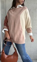 Sweater de punto con diseño color block en tonos tierra, cuello redondo y mangas largas con puños acanalados.