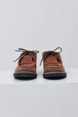 Zapato abotinado de gamuza color caramelo, con cordones, detalle de flecos en el empeine y suela de goma negra con costuras a la vista.