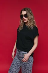Remera blanca de algodón con cuello redondo, mangas cortas con dobladillo y calce relajado.