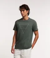 Remera verde militar de algodón, corte regular, cuello redondo y manga corta. Estampado frontal con un triángulo blanco que contiene una línea horizontal y una pequeña ola.