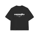 Remera de corte boxy fit color beige, con estampa gráfica en la espalda en color marrón que incluye el logo de la marca y texto descriptivo.