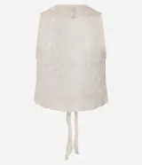 Blusa sin mangas de encaje color crudo, con escote en V, volados en la abertura frontal y cordón ajustable para atar en el pecho.