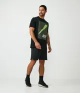 Bermuda deportiva negra con bolsillos con cierre de cremallera, cintura elástica y lazo de ajuste.