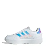 Championes urbanos Adidas Courtblock Bold, color blanco con diseño de plataforma. Presentan las icónicas tres tiras laterales en acabado iridiscente y logo en la lengüeta en tono rosado. Confeccionados en cuero sintético con suela de goma resistente.