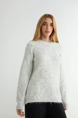 Buzo de punto con textura jaspeada, cuello redondo y mangas largas con puños acanalados.