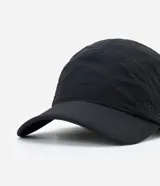 Gorra deportiva de poliamida con visera curva, paneles laterales microperforados para mayor ventilación y regulador trasero ajustable.