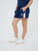 Bermuda deportiva azul marino Umbro del Club Nacional de Football, con bolsillos laterales, cordón ajustable en la cintura y detalles con líneas laterales. Incluye el escudo del club y el logo de la marca bordados.