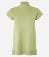 Blusa en punto texturizado color azul marino, con cuello alto acanalado, manga corta amplia, aberturas en los laterales de la parte baja y diseño de la marca Marfinno.