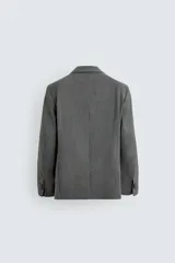 Blazer de corte regular confeccionada en tejido con lana, color gris. Presenta cuello con solapas de muesca, manga larga, bolsillos de vivo en el pecho y bolsillos de solapa en la cadera. Cuenta con cierre frontal de botones y aberturas en la espalda.
