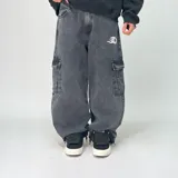 Pantalón jean negro de corte ultra baggy, con bolsillos cargo laterales y logo estampado en el muslo.