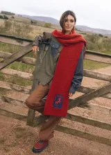 Bufanda tejida a mano color negro, con bordado de un caballo y la frase "The Ranch Dress Code".