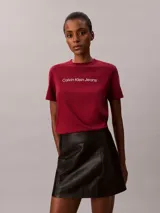 Remera de algodón bordó con cuello redondo y mangas cortas, con el logo de Calvin Klein Jeans estampado en blanco en el pecho.