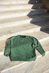 Buzo negro de algodón con cuello redondo y logo bordado en el pecho.