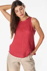 Blusa marrón de lino, sin mangas, con escote redondo y corte evasé. Presenta una costura vertical central en el frente y bajo asimétrico.