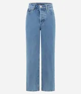 Pantalón de jean azul con corte recto y tiro alto. Presenta cierre tradicional con botón y cremallera, trabillas para cinturón y bolsillos laterales y traseros.