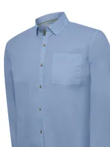 Camisa de manga larga RKF modelo Galiton, confeccionada en popelina de algodón orgánico color azul. Presenta cuello camisero, cierre frontal con botones de madera, bolsillo en el pecho con logo bordado y mangas ajustables.
