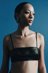 Top tipo bandeau negro de Zara Woman Collection, confeccionado en piel 100%, con escote recto y tirantes finos. Cierre en la espalda con ganchos metálicos.