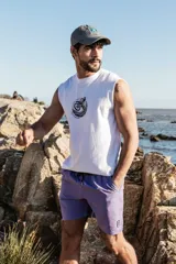 Gorra gris con visera, de algodón, con parche bordado con motivos playeros.