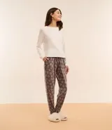 Conjunto de pijama largo de plush, compuesto por una remera blanca de manga larga y un pantalón marrón con estampado de ositos.