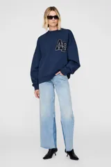 Buzo azul marino de algodón con calce relajado, cuello redondo y mangas largas. Presenta un parche frontal con el logo de la marca Anine Bing en color blanco.