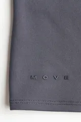 Remera deportiva de tejido funcional con tecnología DryMove, diseñada para absorber el sudor y mantener la frescura. Presenta cuello redondo, mangas cortas y un corte ajustado con bajo recto.
