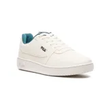 Championes urbanos Fila ACD Classic para hombre, de color blanco y crema con detalles en verde oscuro en el interior y la lengüeta. Confeccionados en cuero sintético, presentan cordones tonales, perforaciones en la puntera para mayor transpirabilidad y el logo de la marca en el lateral y la suela.
