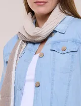 Pashmina plisada beige con detalles de lurex, flecos en los extremos y diseño texturizado.