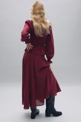 Falda midi de tiro alto con corte evasé y caída fluida. Presenta un diseño minimalista en color azul denim con cierre lateral oculto.