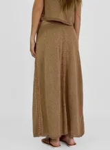 Pollera larga de tejido de lino color gris con costuras verticales rojas.