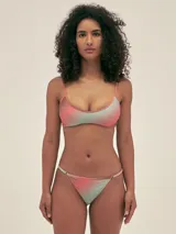 Traje de baño de dos piezas con estampado degradado en tonos rosa y verde. El corpiño es de corte triangular con tirantes finos y la bombacha es de cobertura media con tiras finas regulables.