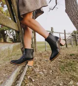 Bota corta de cuero vacuno color negro, con elástico lateral, taco de madera y punta fina.