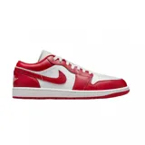 Championes Nike Air Jordan 1 Low, modelo clásico de corte bajo en color blanco y rojo, confeccionados en cuero sintético, con el icónico logo de las alas en el talón y el swoosh lateral en contraste.