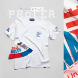 Remera blanca de algodón con estampado de un personaje con piluso en el pecho y estampados en ambas mangas.