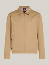 Campera Tommy Hilfiger modelo Ivy, color beige, de corte regular, confeccionada en algodón. Tiene cuello inglés, cierre de cremallera, dos bolsillos diagonales en la cintura, puños con botón y logo de la marca bordado en el pecho.