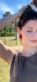 Aros hechos a mano en porcelana color rojo.