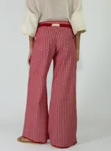 Pantalon de lino a rayas, con diseño de pierna ancha y cordón ajustable en la cintura.