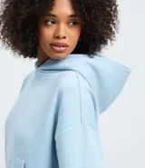 Buzo de algodón con felpa, color bordó, con capucha estructurada, bolsillo canguro delantero y puños canelados.