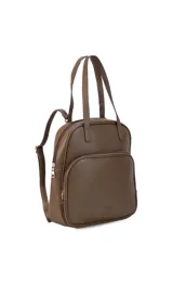 Mochila color bordó con doble asa superior, correas traseras regulables y bolsillo frontal con cierre. Se puede usar como mochila o como cartera.