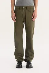 Pantalón de jean color verde oliva, corte recto y tiro medio. Confeccionado en tejido twill sin elasticidad. Modelo 505 Regular Fit.